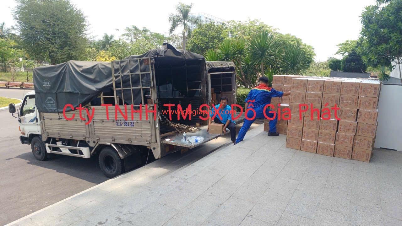 02 XE TẢI LỚN CHỞ 100.000 QUYỂN TẬP VỀ VỚI KH 