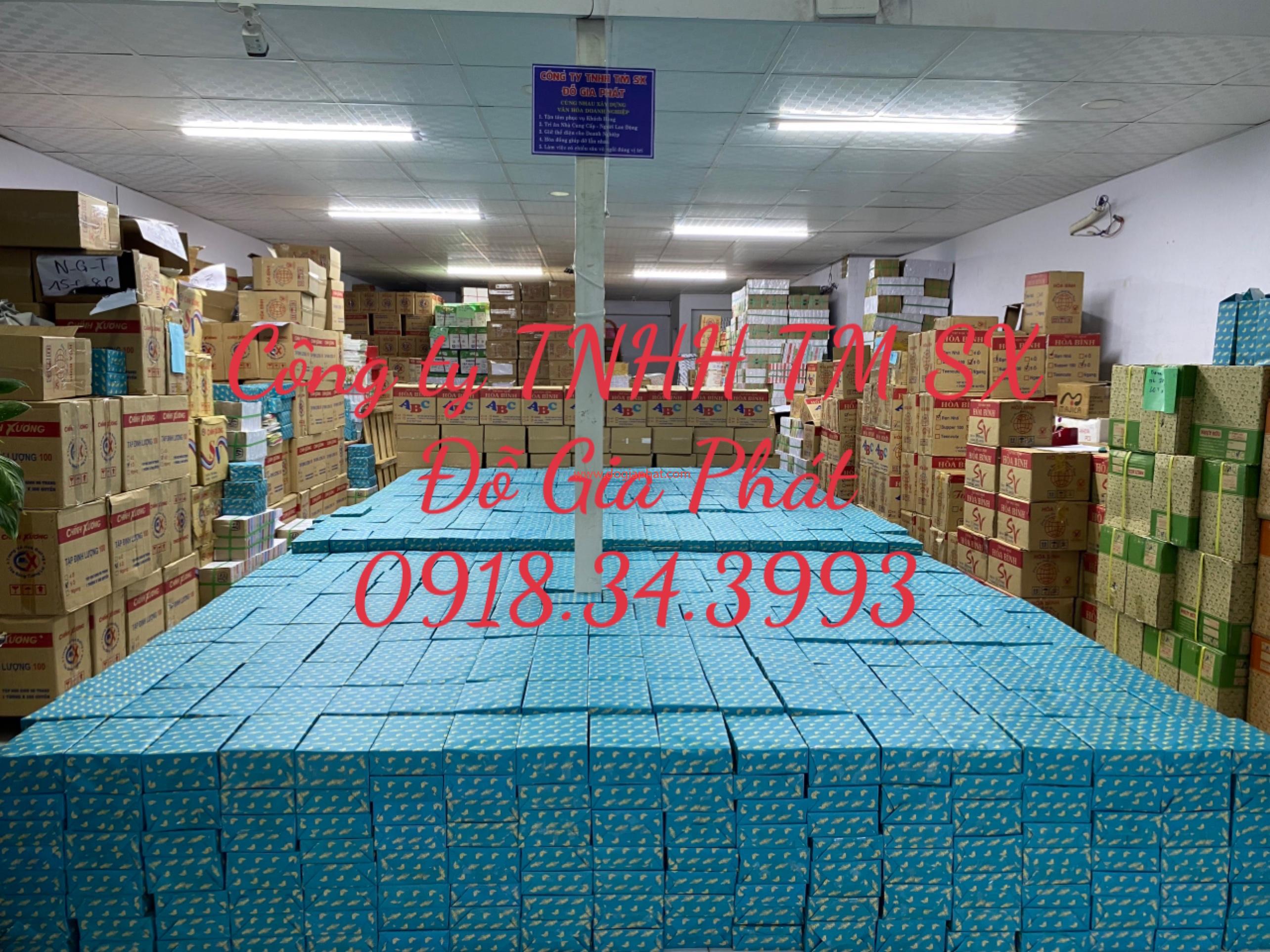 Tập học sinh phát thưởng